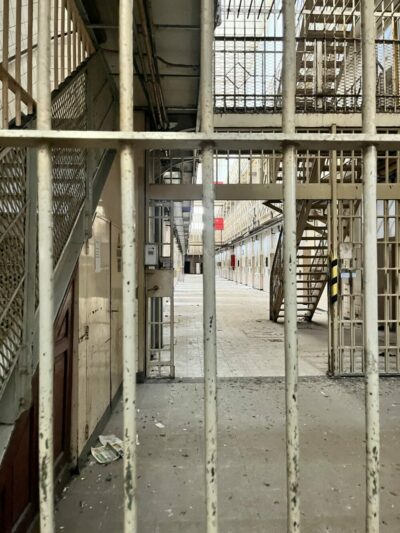 Couloir et grilles de la prison de Forest