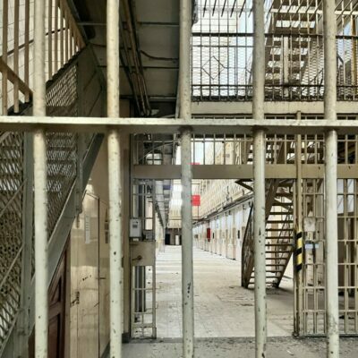Couloir et grilles de la prison de Forest