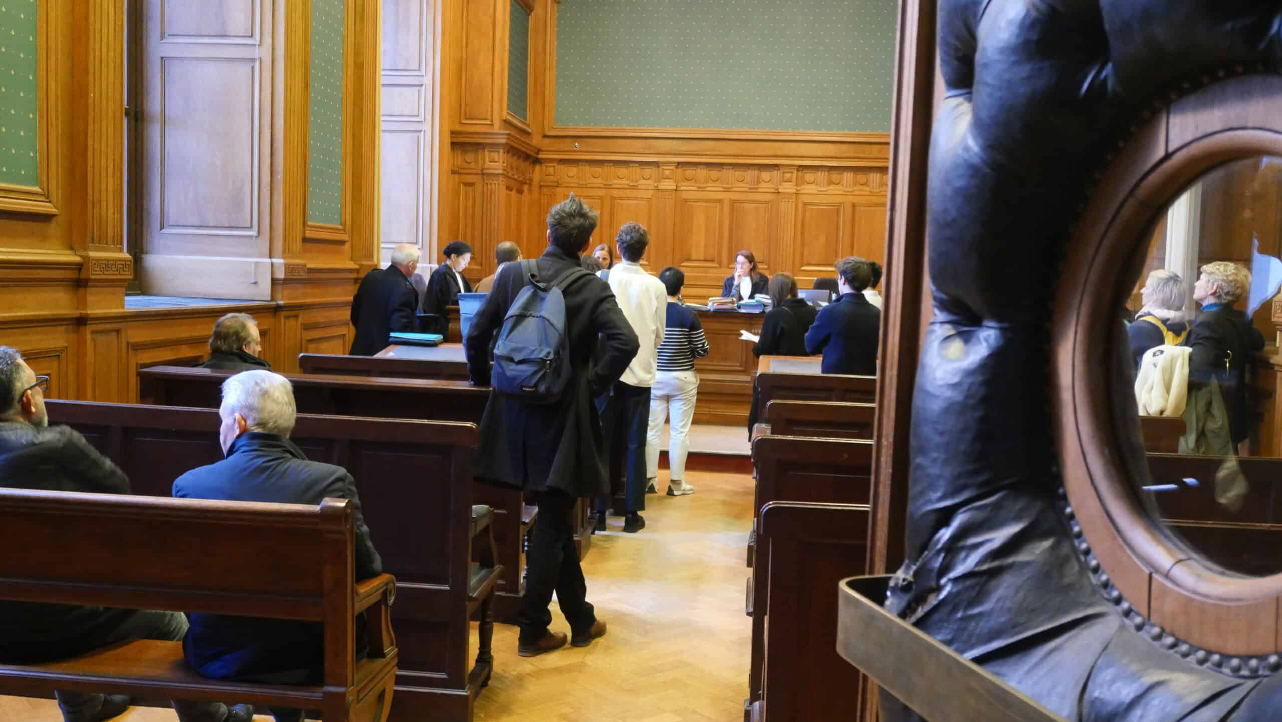 Photo qui représente une audience au tribunal